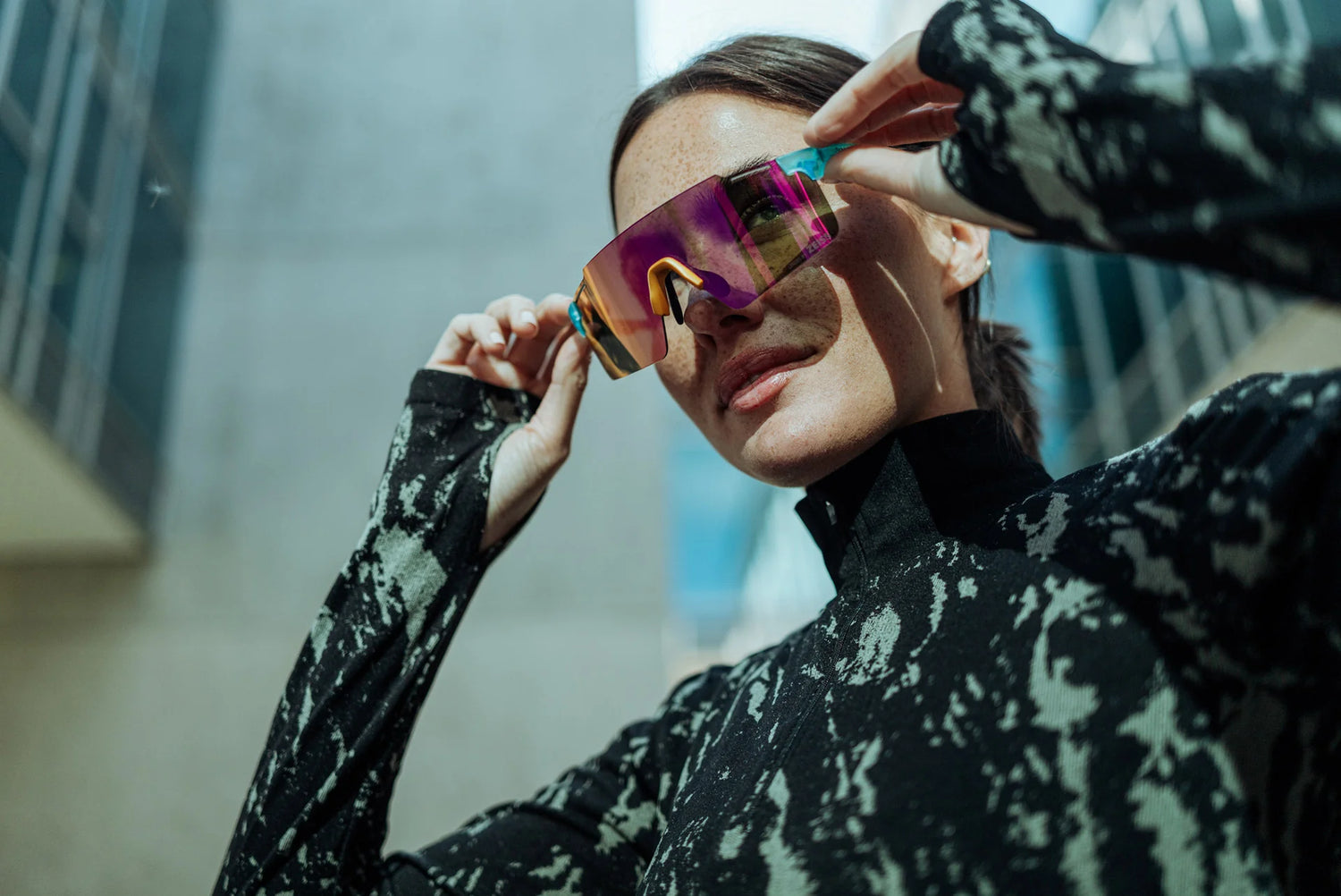 Una deportista lleva al aire libre unas gafas de sol deportivas con lentes de policarbonato de colores